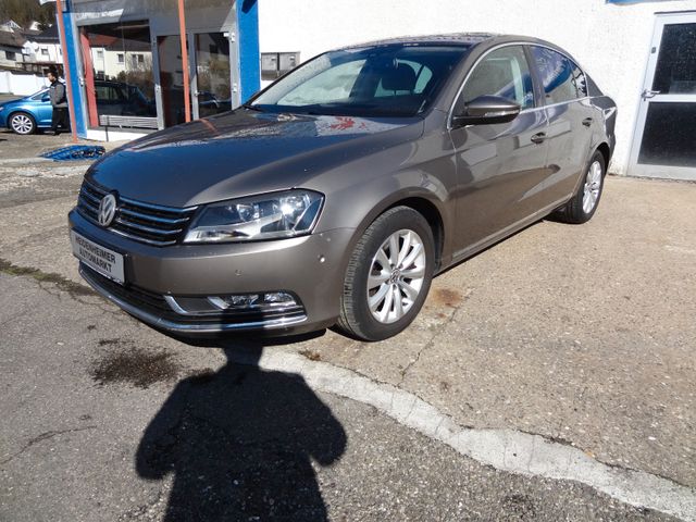 Volkswagen Passat Lim. 4x4/Leder/AHK/GSD/Kamera/Navi/StH/