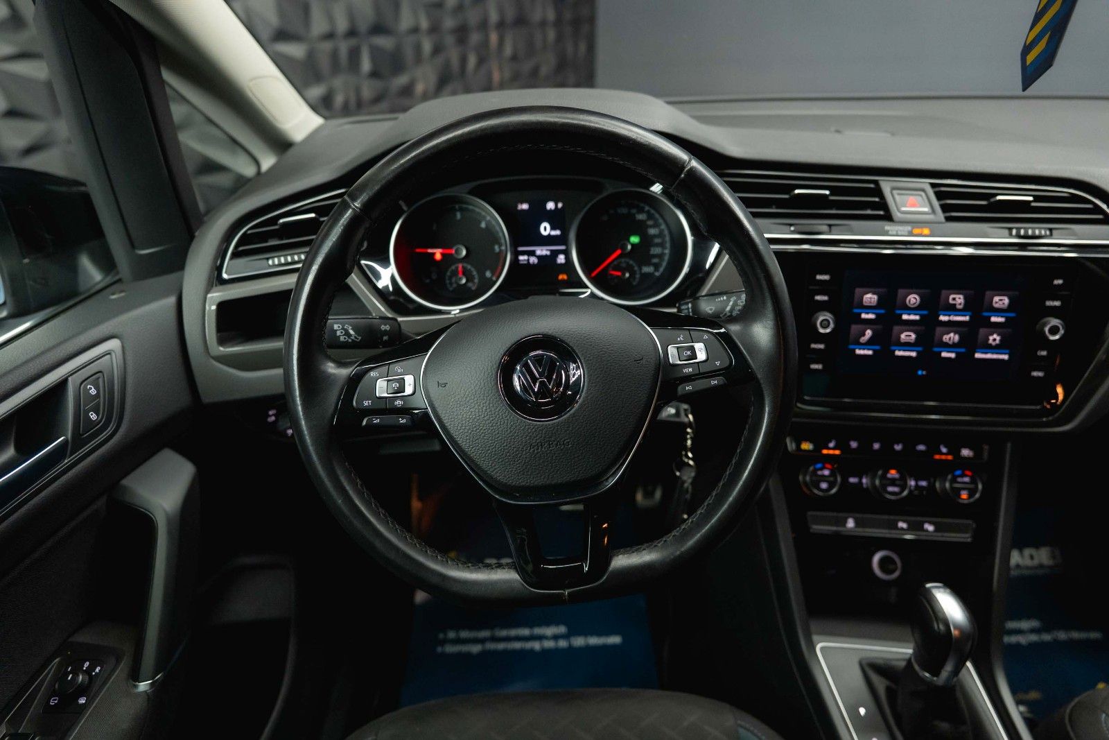 Fahrzeugabbildung Volkswagen Touran 1.6 Comfortline IQ.Drive | 7 Sitze | ACC