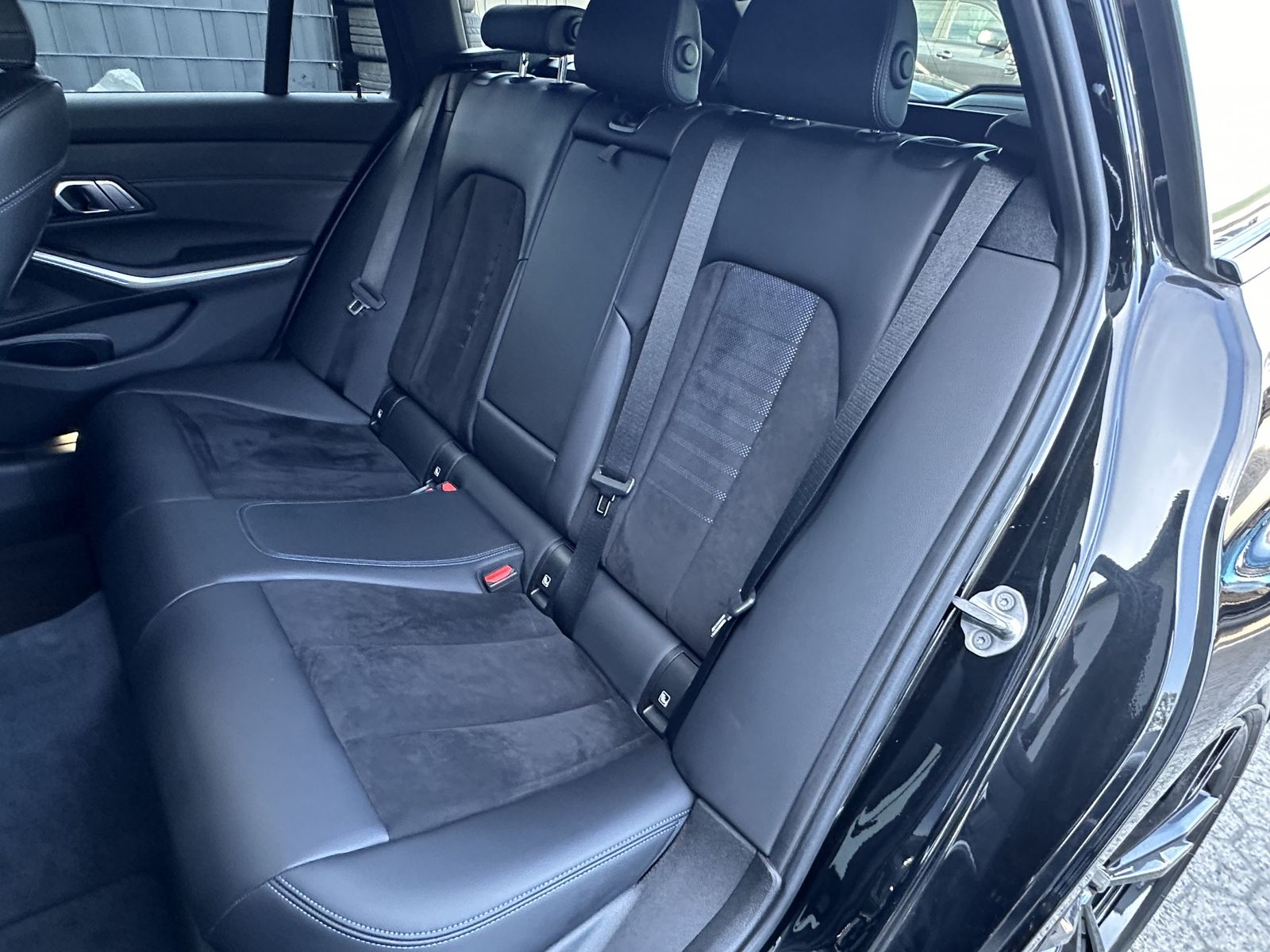 Fahrzeugabbildung BMW 330e Touring M-Sport NAV+LED+HUD+HIFI+19ZOLL+1HD