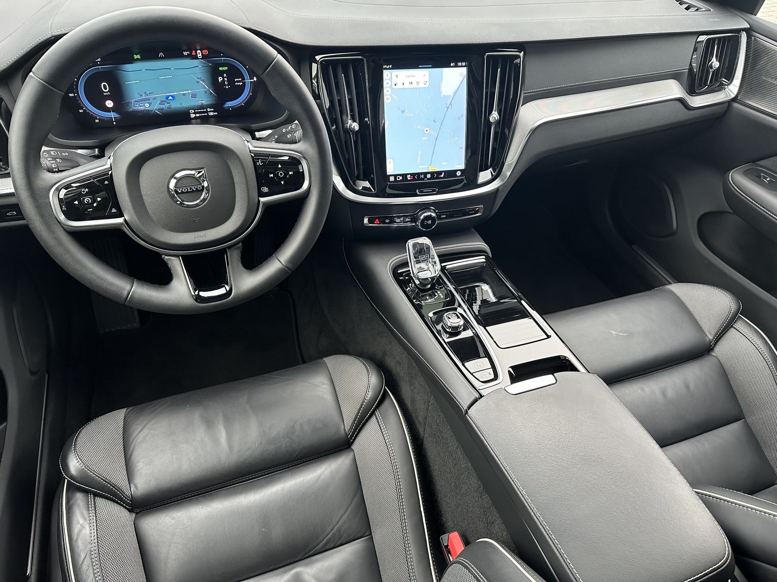 Fahrzeugabbildung Volvo V60 Ultimate Plug-In Hybrid AWD NAV+LED+PANO+ACC