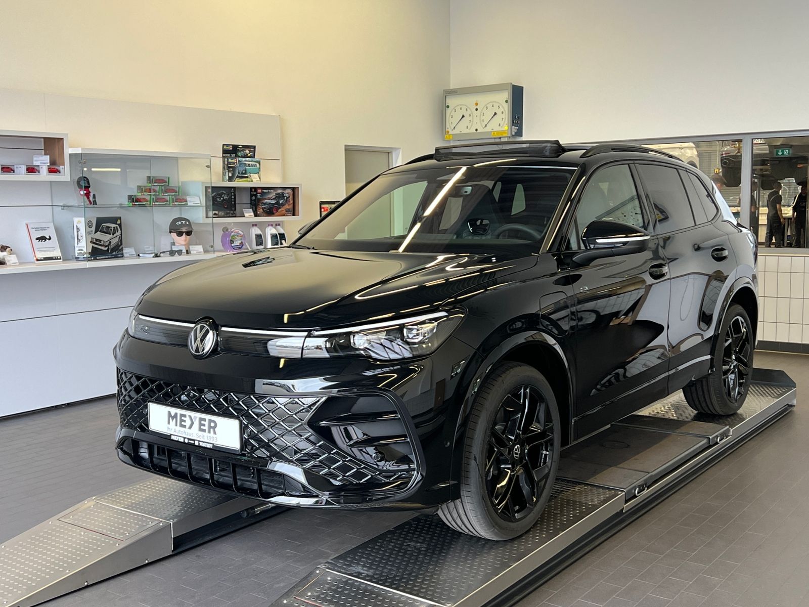 Fahrzeugabbildung Volkswagen Tiguan R-Line 1.5 eHybrid DSG *AHK, Harman & Kar