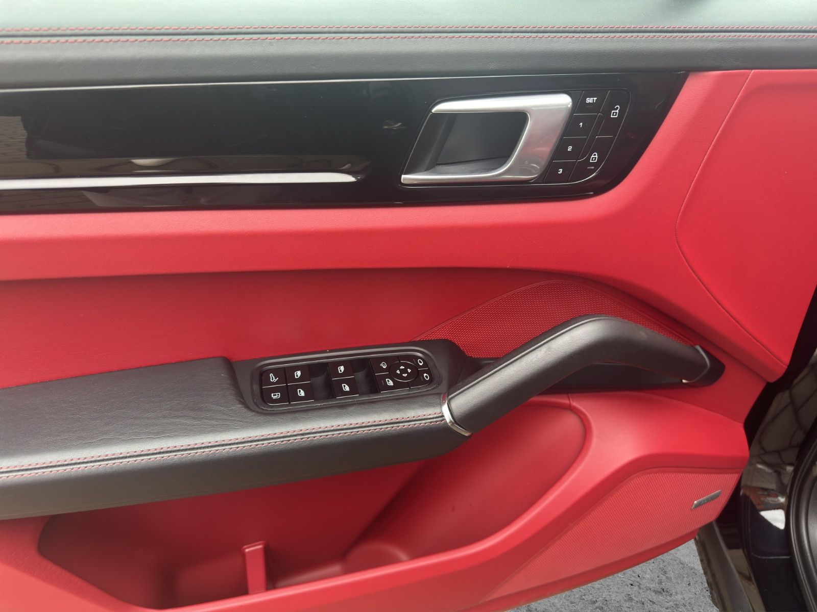Fahrzeugabbildung Porsche Cayenne E-Hybrid*Matrix*AHK*Carplay*Bose*Head-up