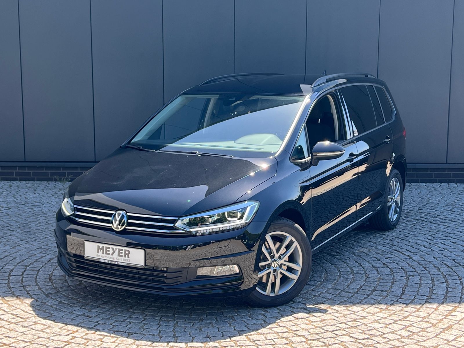 Fahrzeugabbildung Volkswagen Touran Comfortline 1.5 TSI DSG *LED, AHK, 7-Sitz