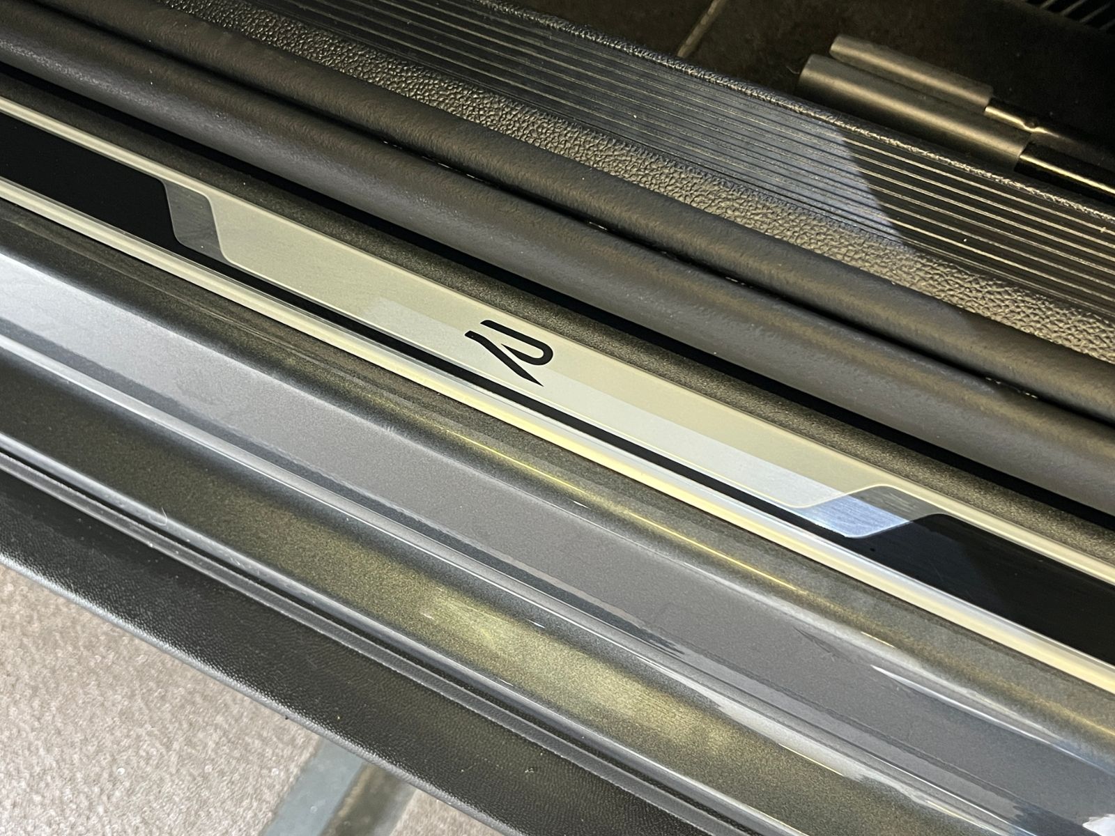 Fahrzeugabbildung Volkswagen T-Roc R 2.0 TSI DSG 4MOTION *Garantie, LED, Kame