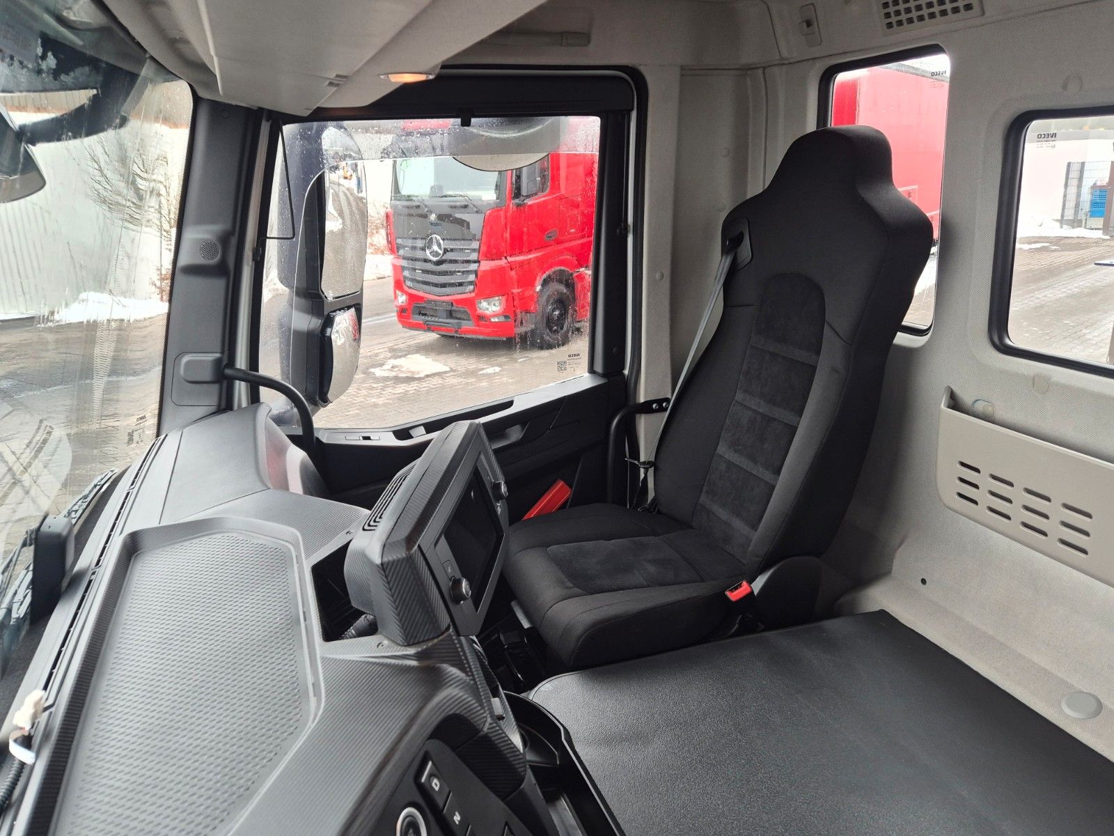 Fahrzeugabbildung Iveco X-Way AD360X48Z/P HR 8x4 HIAB ULT26S59