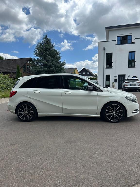 Mercedes-Benz B 180