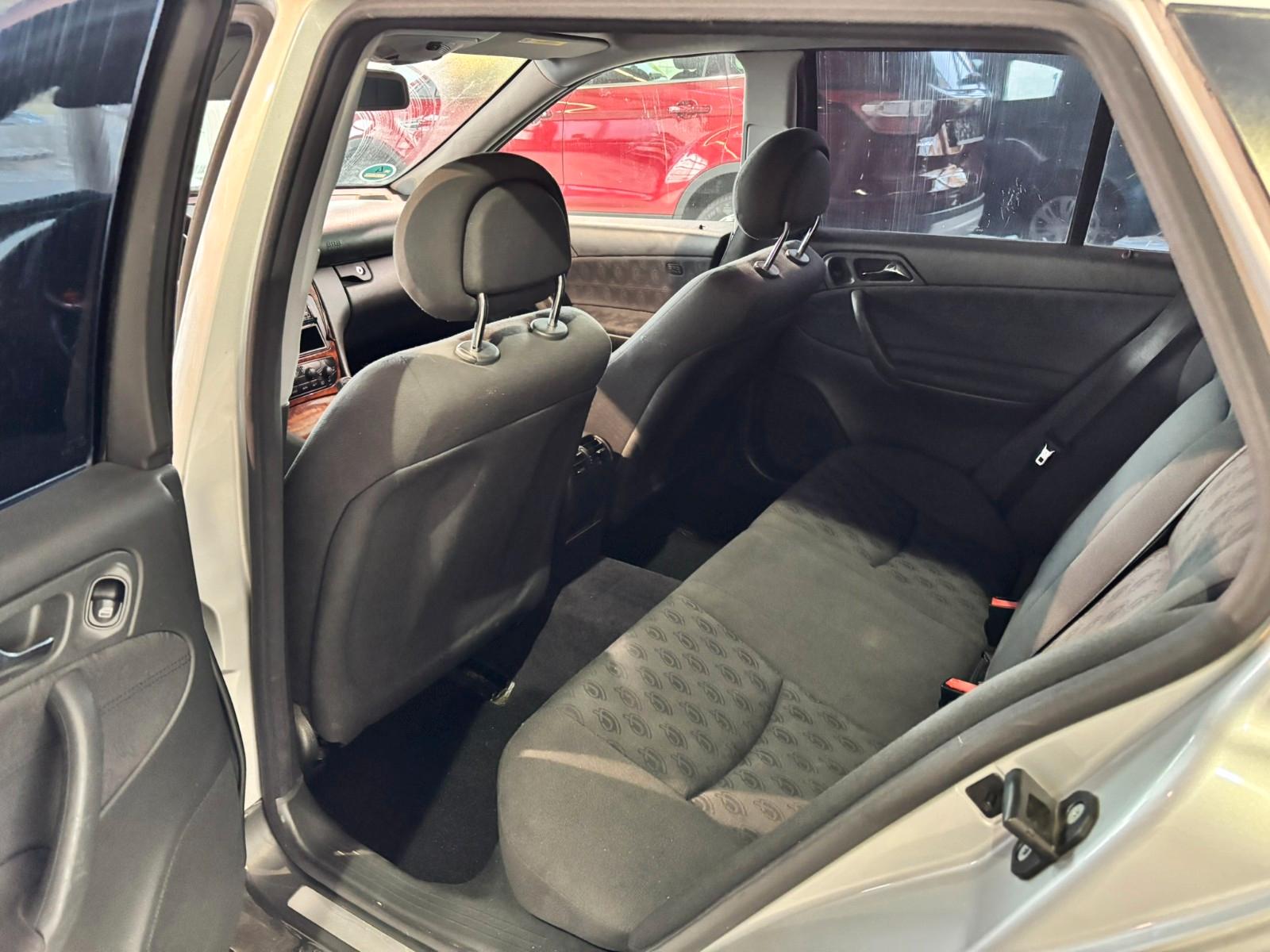 Mercedes-Benz C180 2004 — photo 12