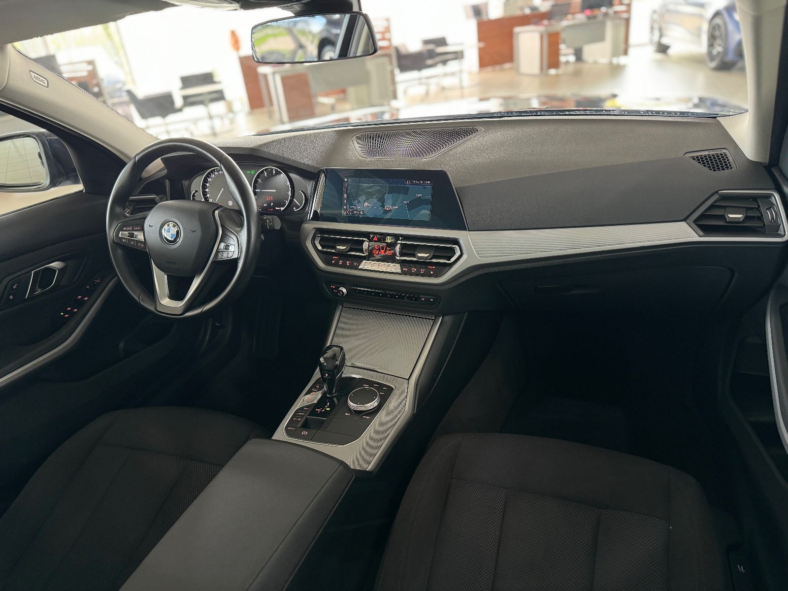 Fahrzeugabbildung BMW 320i Panorama Lordos PDC LED Fernlichtassistent