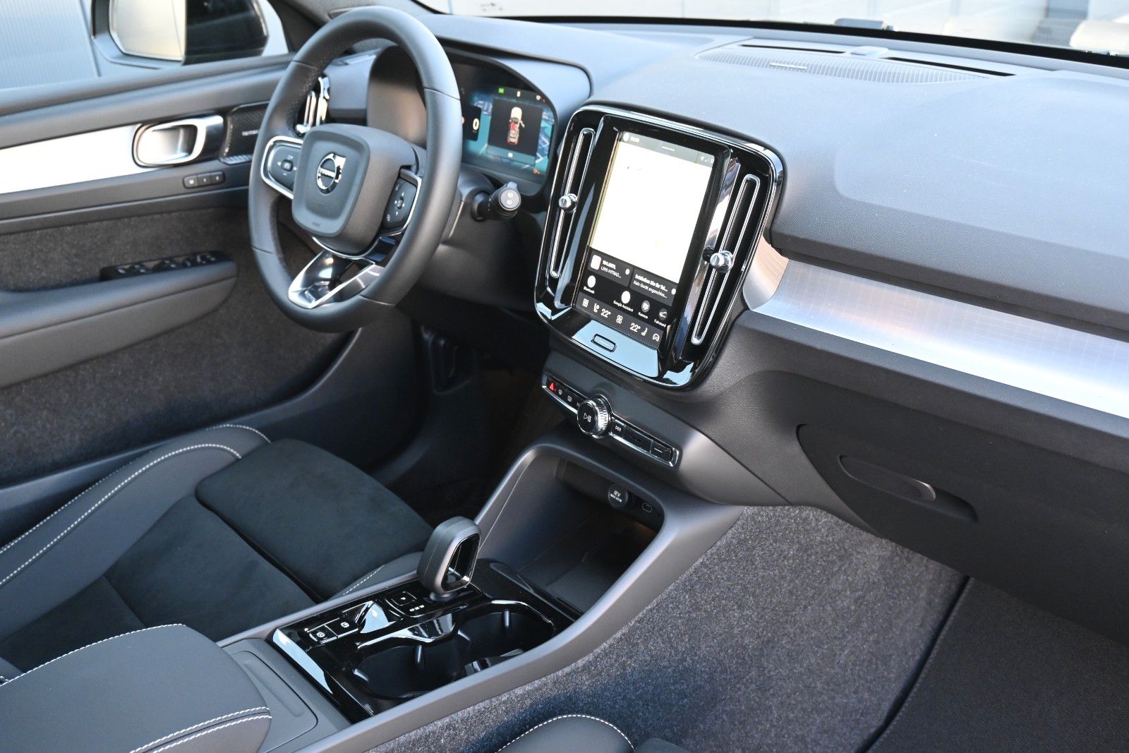 Fahrzeugabbildung Volvo XC40 B4 DKG Plus Dark*STDHZG*360*Pixel*ACC
