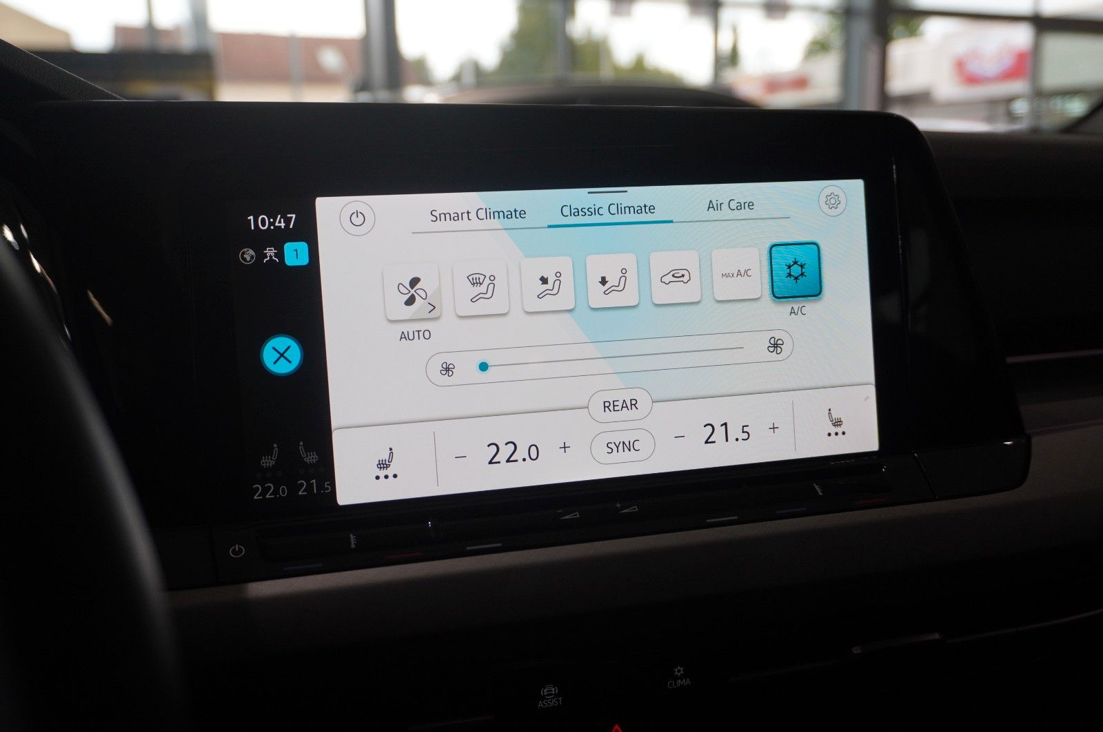 Fahrzeugabbildung Volkswagen Golf VIII Variant 1.5 TSI LIFE NAVI/LED/SHZ/VIRT