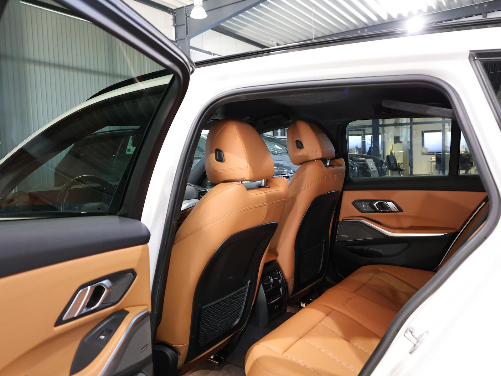 BMW 318d Touring SPORT WHITE & BROWN / CURVED+HUD