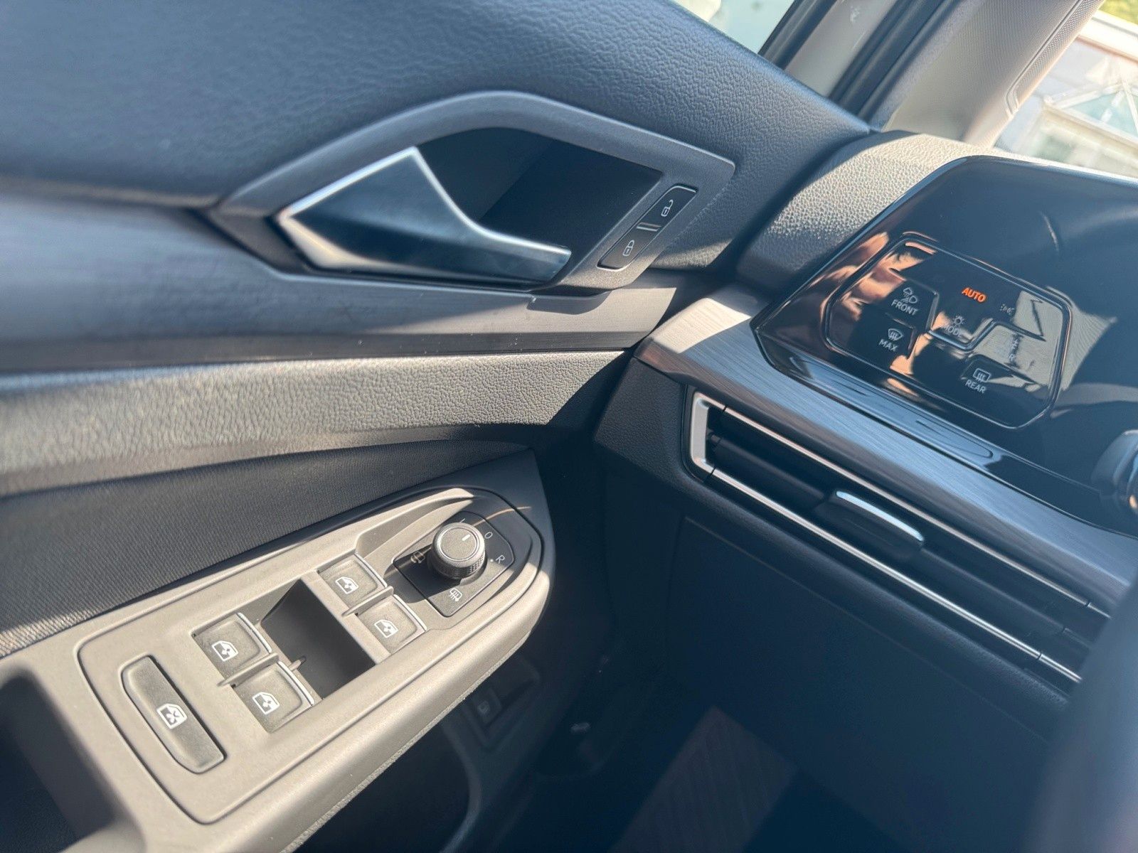 Golf Style Plug-In-Hybrid Navi Panoramadach