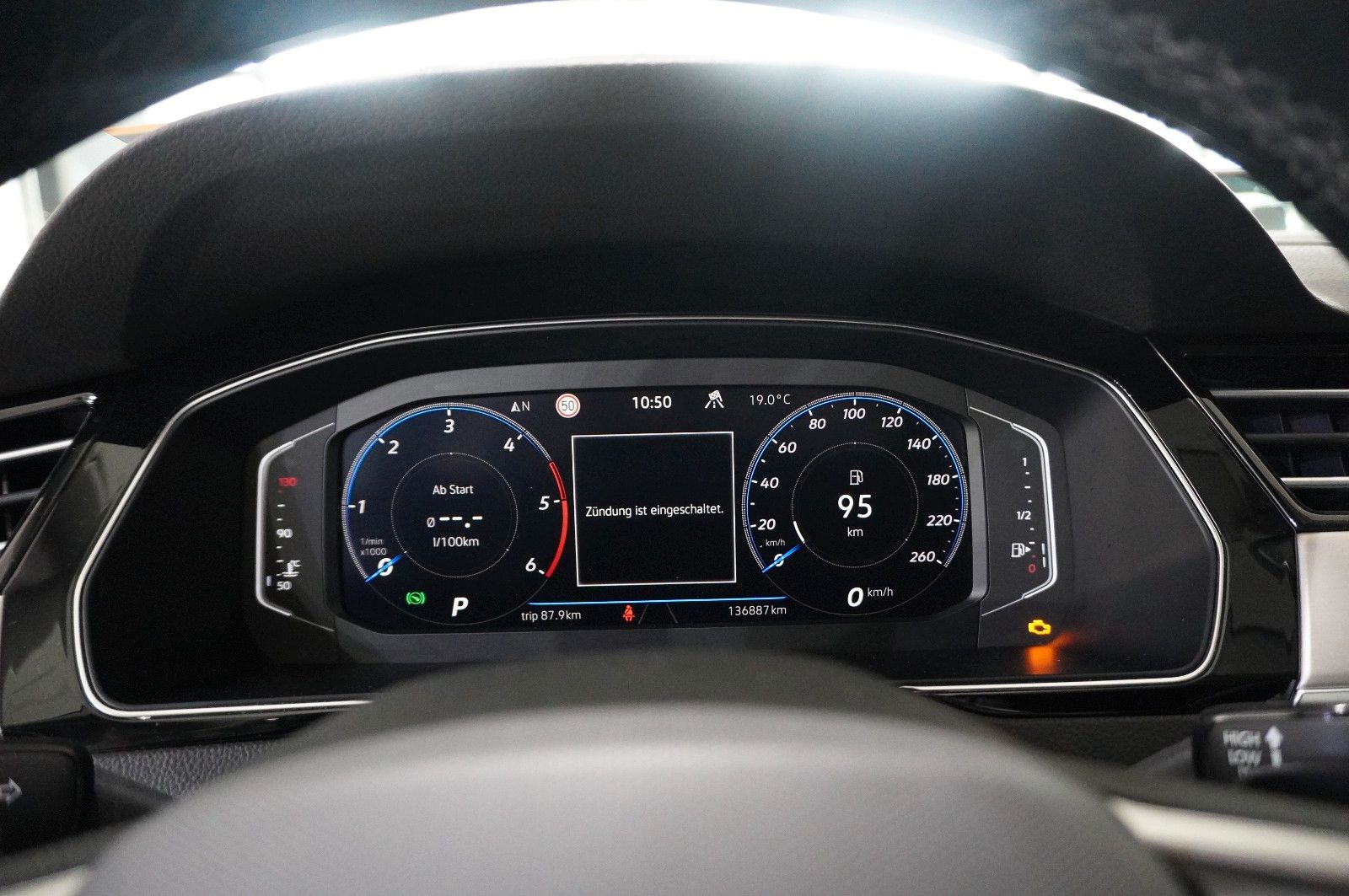 Fahrzeugabbildung Volkswagen Passat VARI. 2.0D R-LINE 4M NAVI/LED/KAMERA/AHK