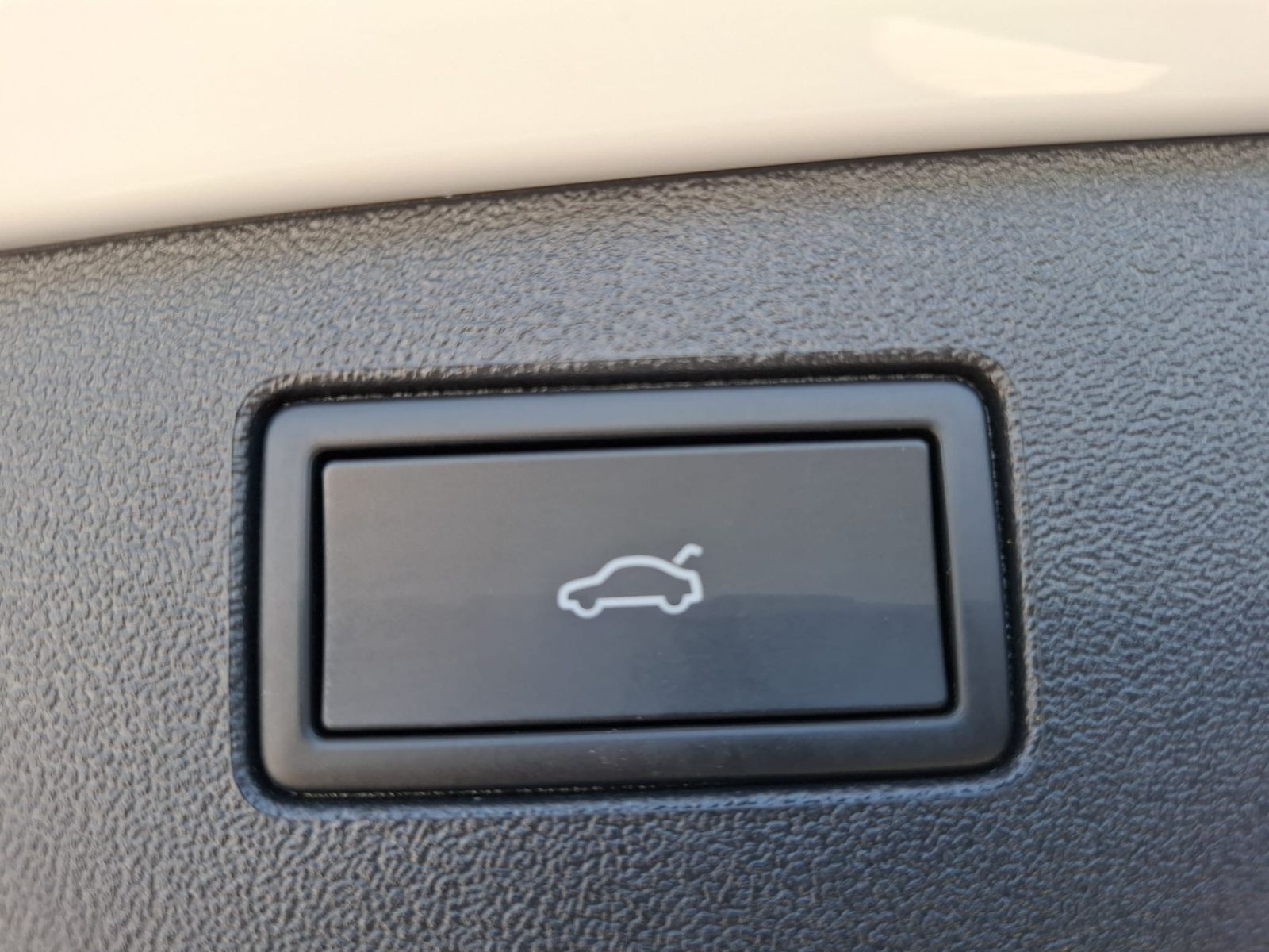 Fahrzeugabbildung Volkswagen Tiguan 2.0 TDI 4M R-Line BLACK*PAN*HK*AHK*MATRIX
