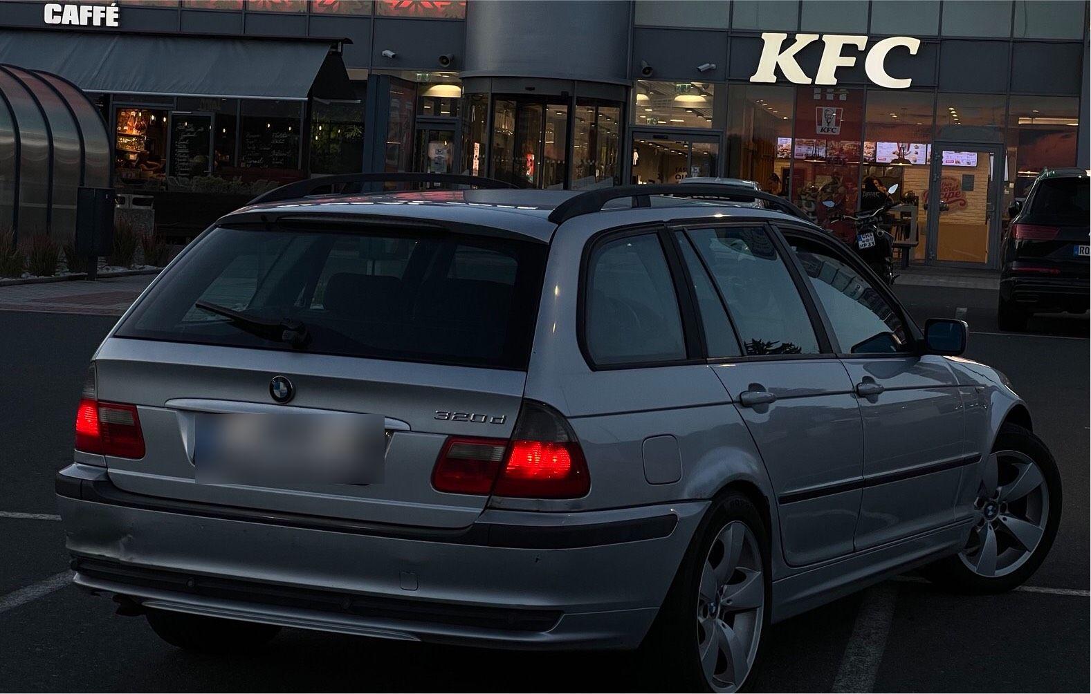 BMW 320 2004 — rear view