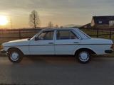 Mercedes-Benz 240D - weiße Mercedes-Benz 240