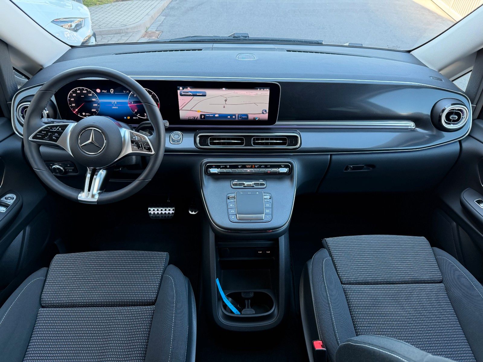 Fahrzeugabbildung Mercedes-Benz V 220 d STYLE AHK2,5to MULTIBEAM 360 DISTRONIC