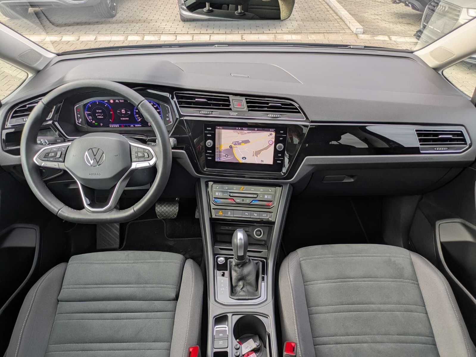 Fahrzeugabbildung Volkswagen Touran 2.0 DSG R-Line High. Pano 7-Si IQ.Dri AHK