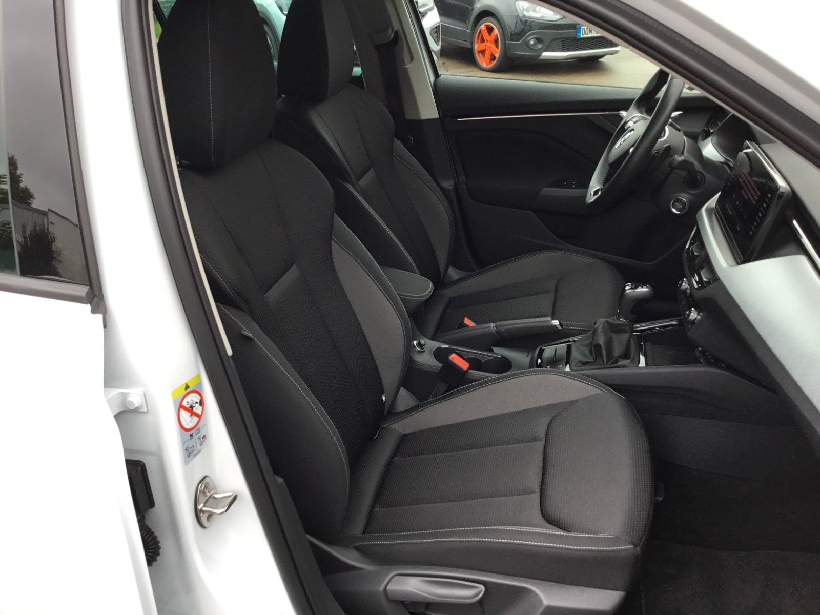 Fahrzeugabbildung SKODA Kamiq 1.5l TSI DSG TOUR+LED+17"+Navi