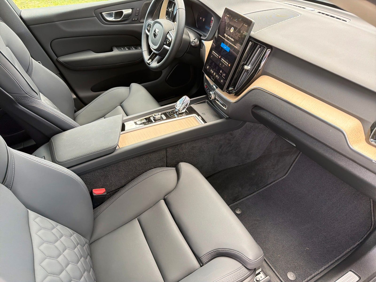 Fahrzeugabbildung Volvo XC60 Plus Dark Rech. Plug-In Hybrid AWD Facelift