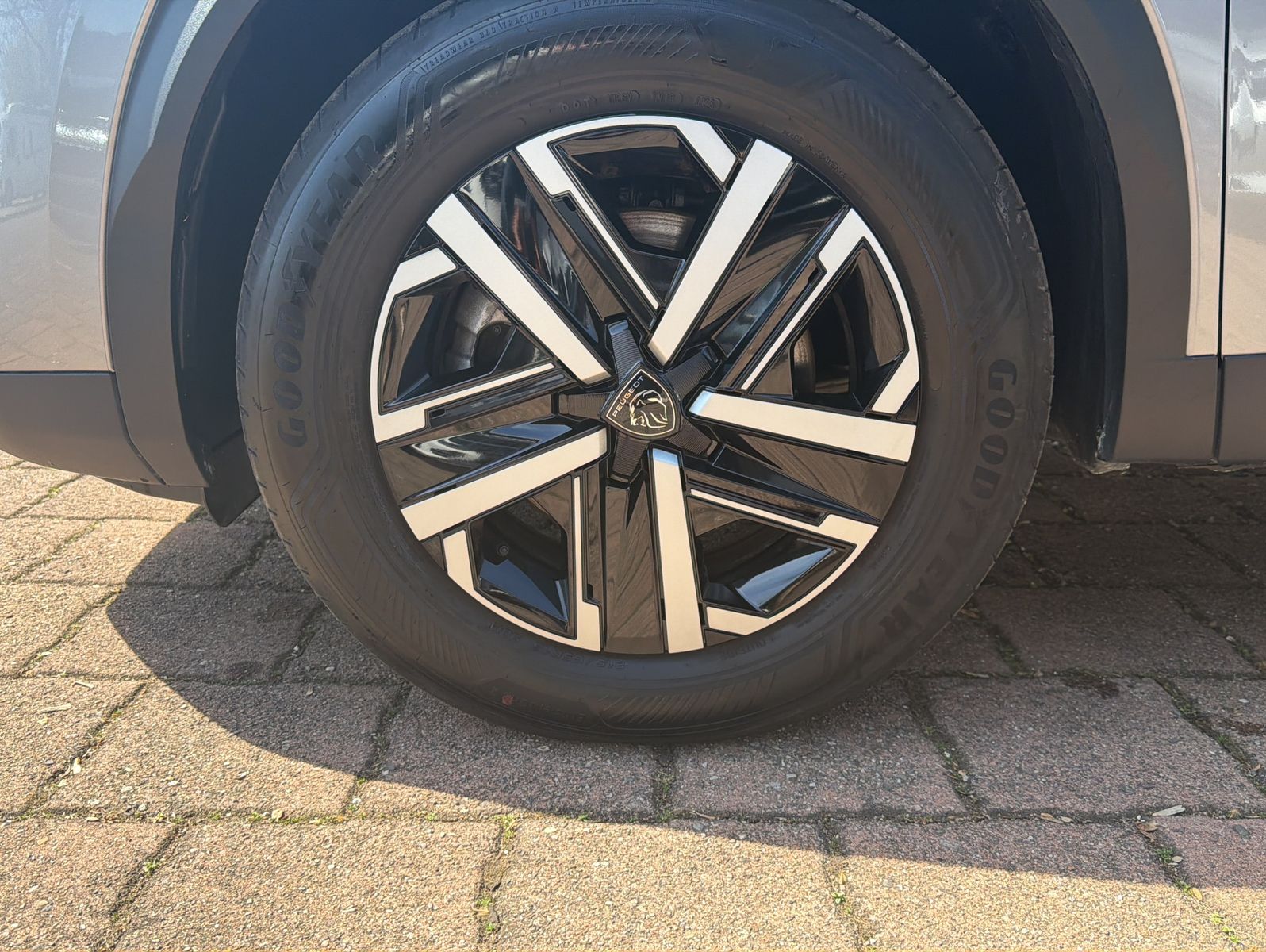 Fahrzeugabbildung Peugeot 2008 Hybrid 136 PS Style