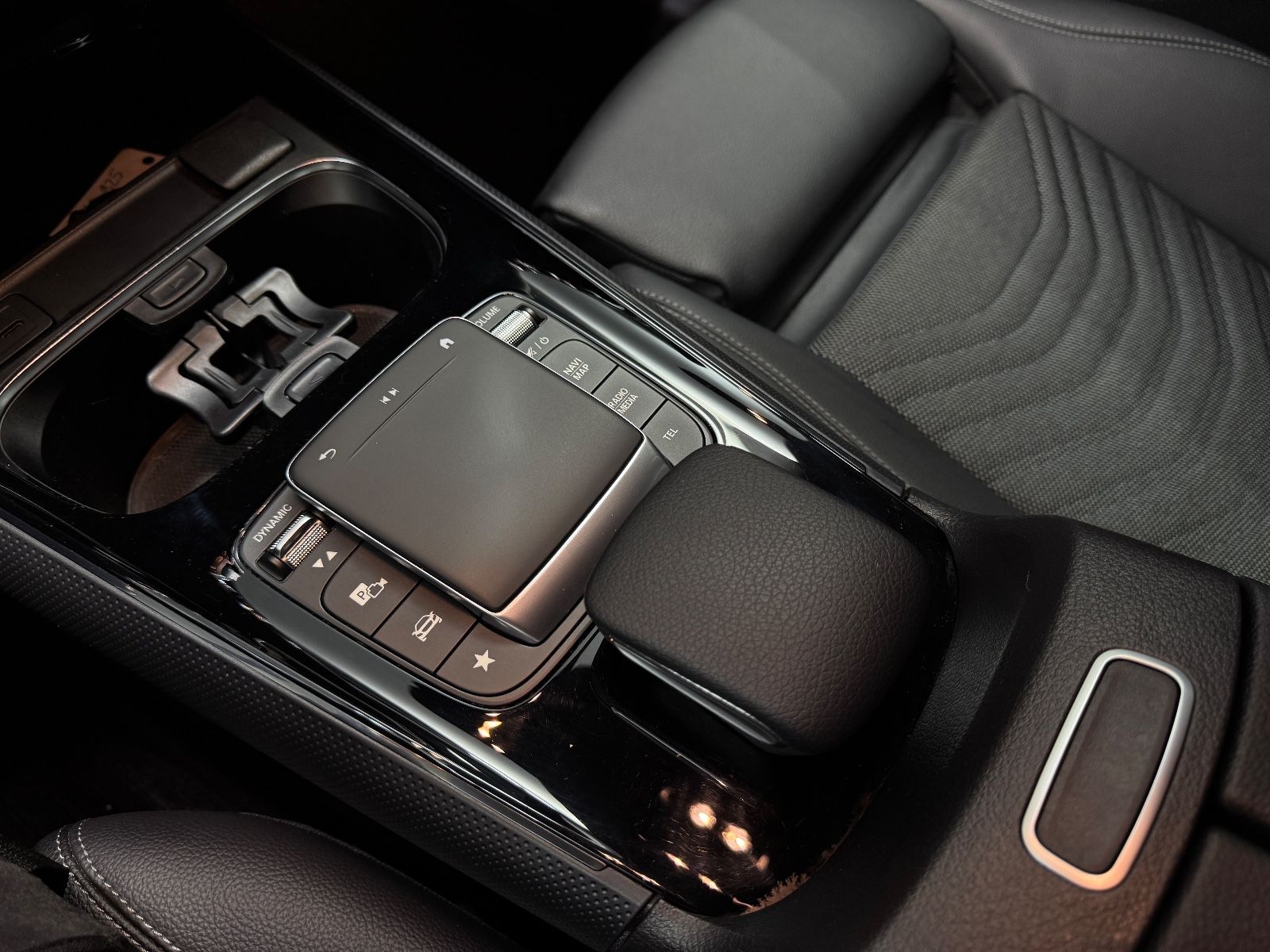 Fahrzeugabbildung Mercedes-Benz GLA 220d|AUTOMATIK|NAVI|LED-SCHEINWERFER|