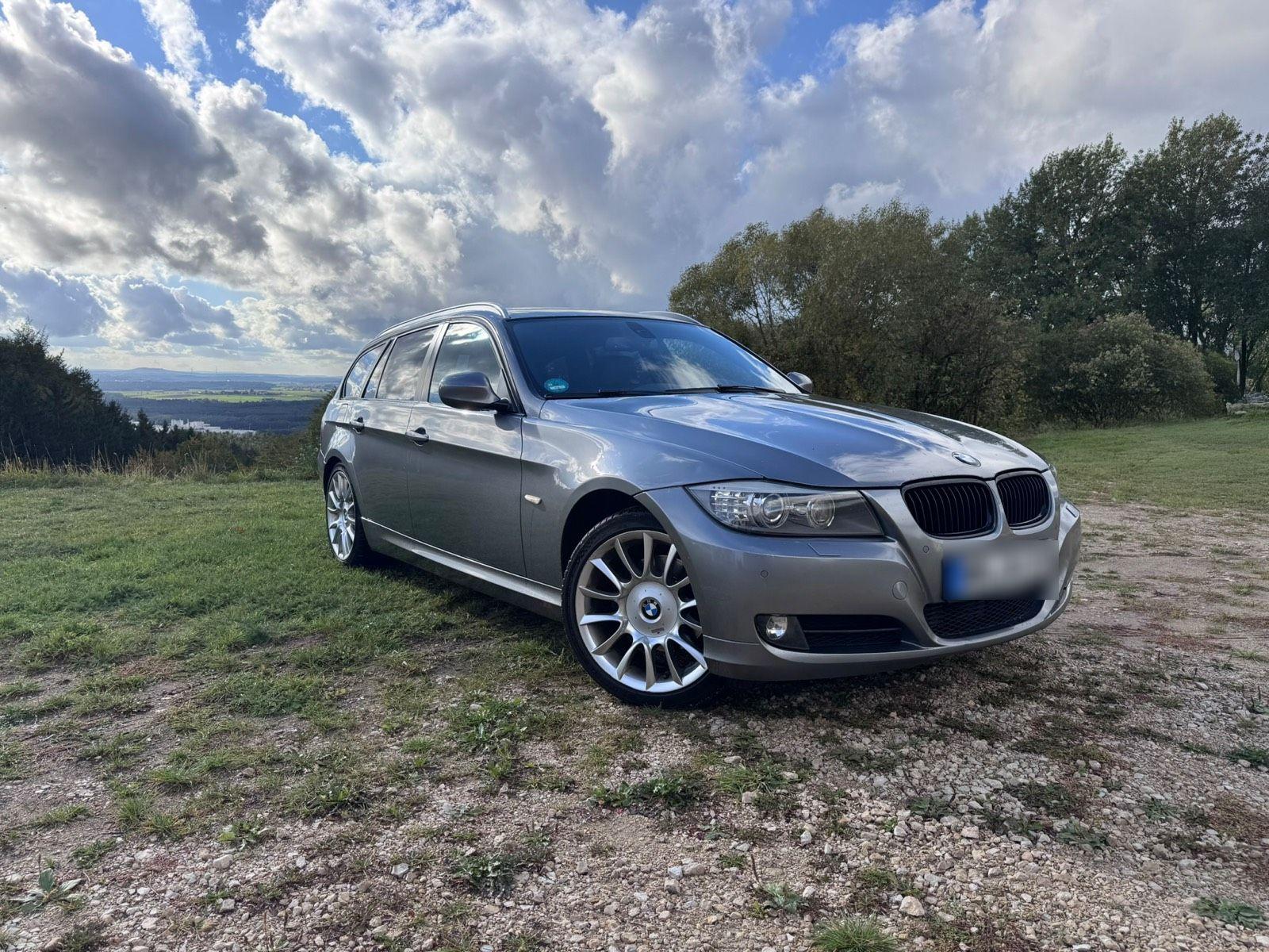 BMW 320 2011 — вигляд ззаду