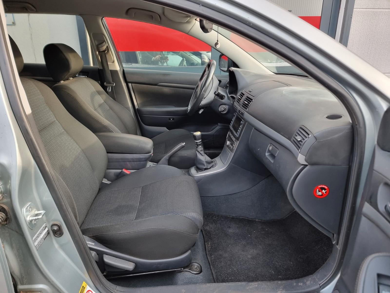 Toyota Avensis 2009 — photo 13