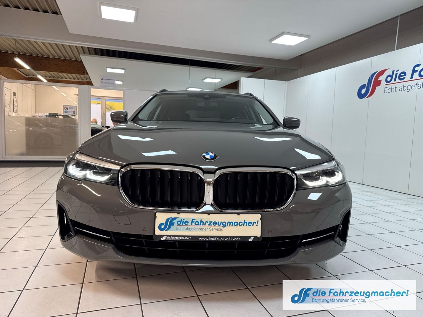 Fahrzeugabbildung BMW 520 d Touring Park-Assistent Luftfederung Navi D