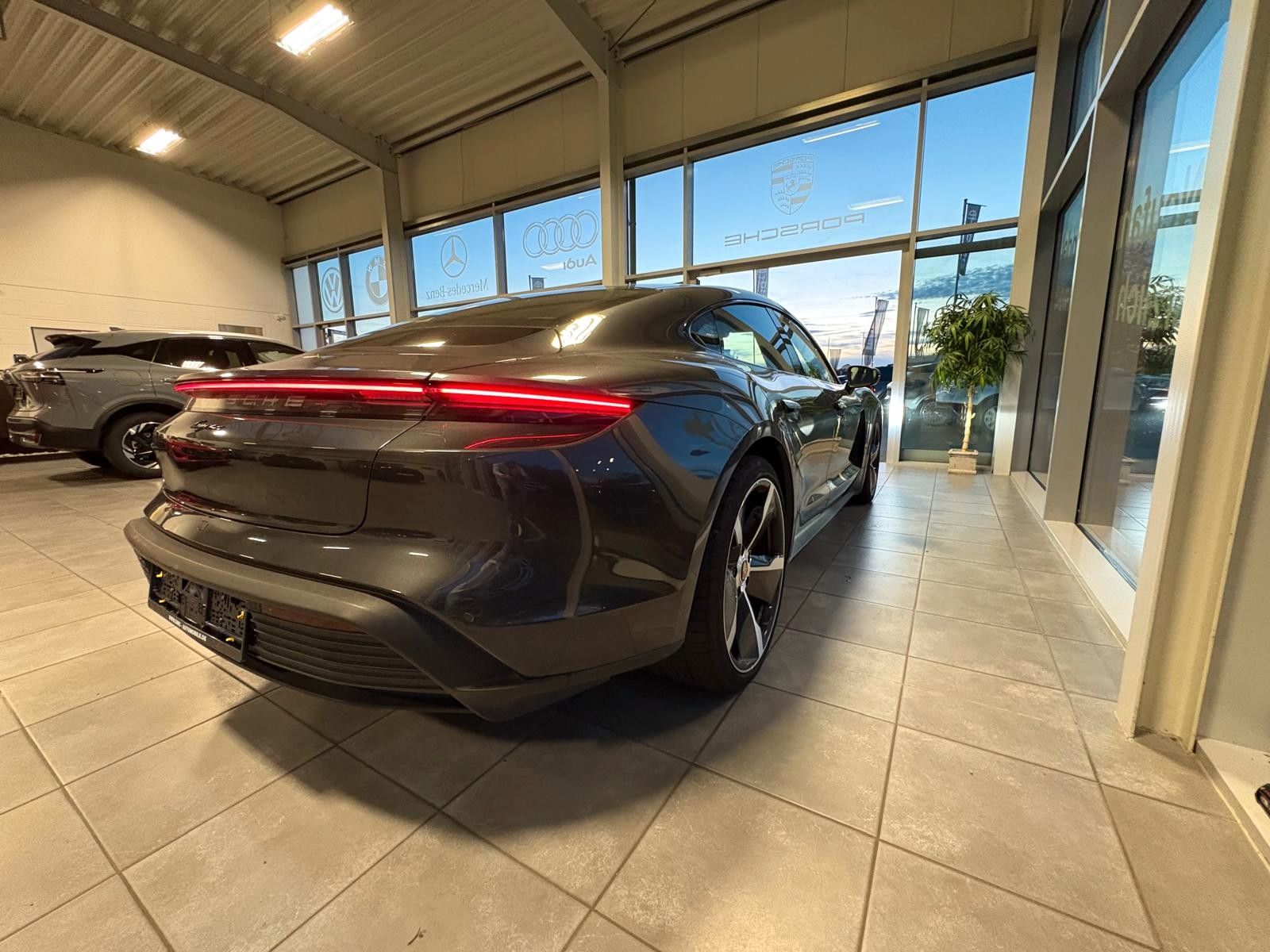 Fahrzeugabbildung Porsche Taycan Basis