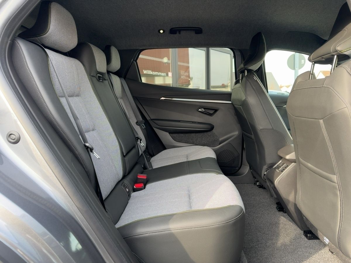 Fahrzeugabbildung Renault Scenic TECHNO E-TECH 220 LONG RANGE GJR - mit KI generiert/bearbeitet