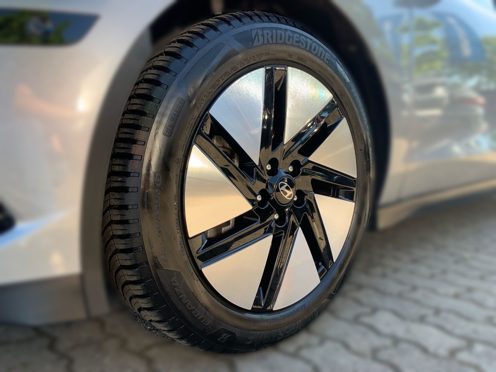 Fahrzeugabbildung Hyundai IONIQ 6 Uniq 77,4 kWh Elektro 4WD