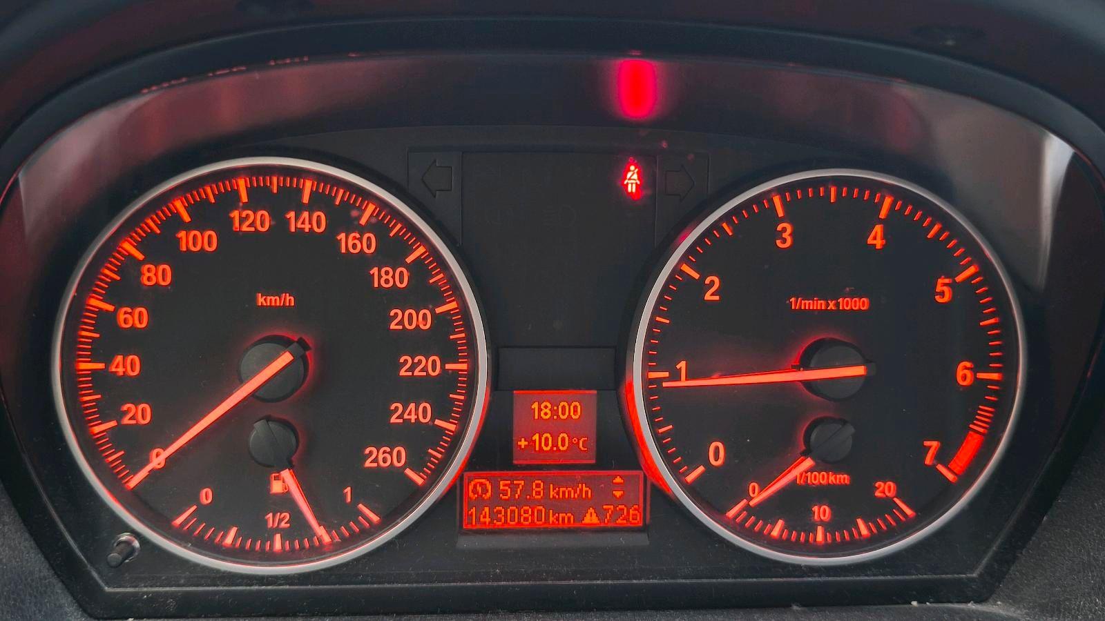 BMW 318 2010 — photo 14