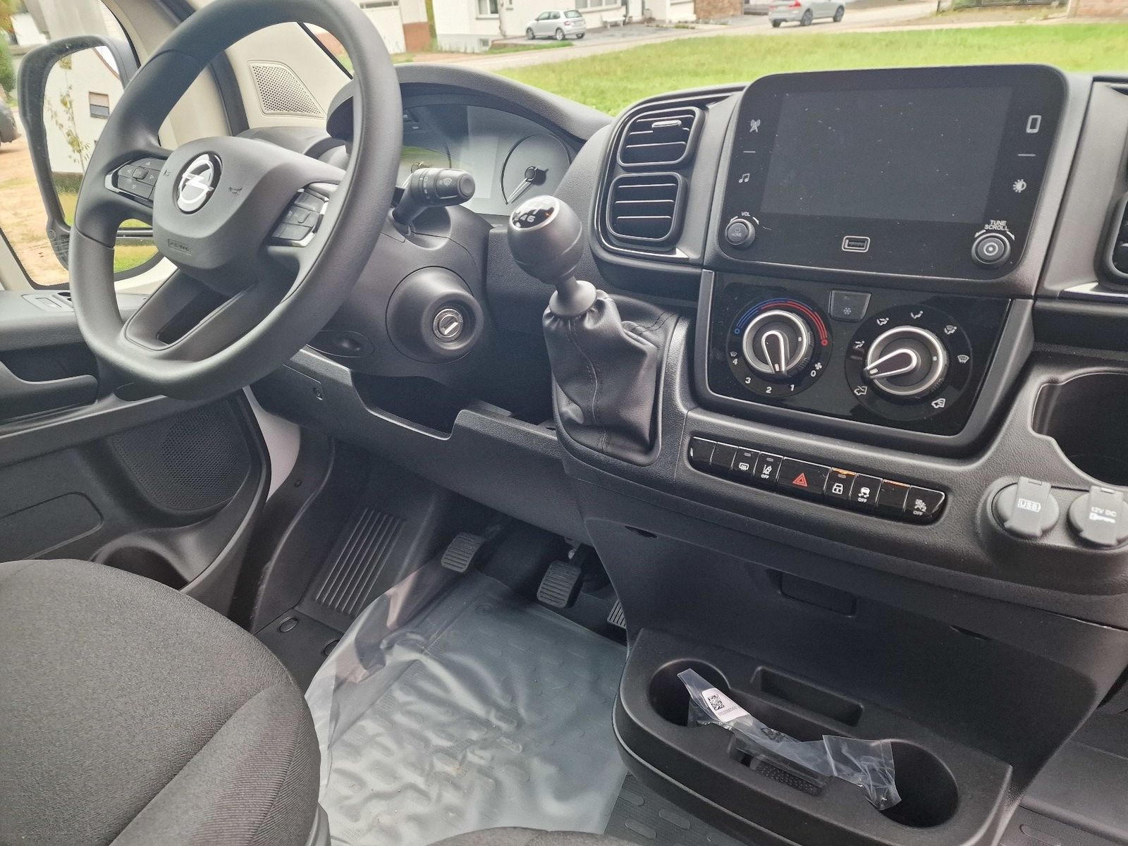 Fahrzeugabbildung Opel Movano Kasten 33 L2H2 BlueHDI 140