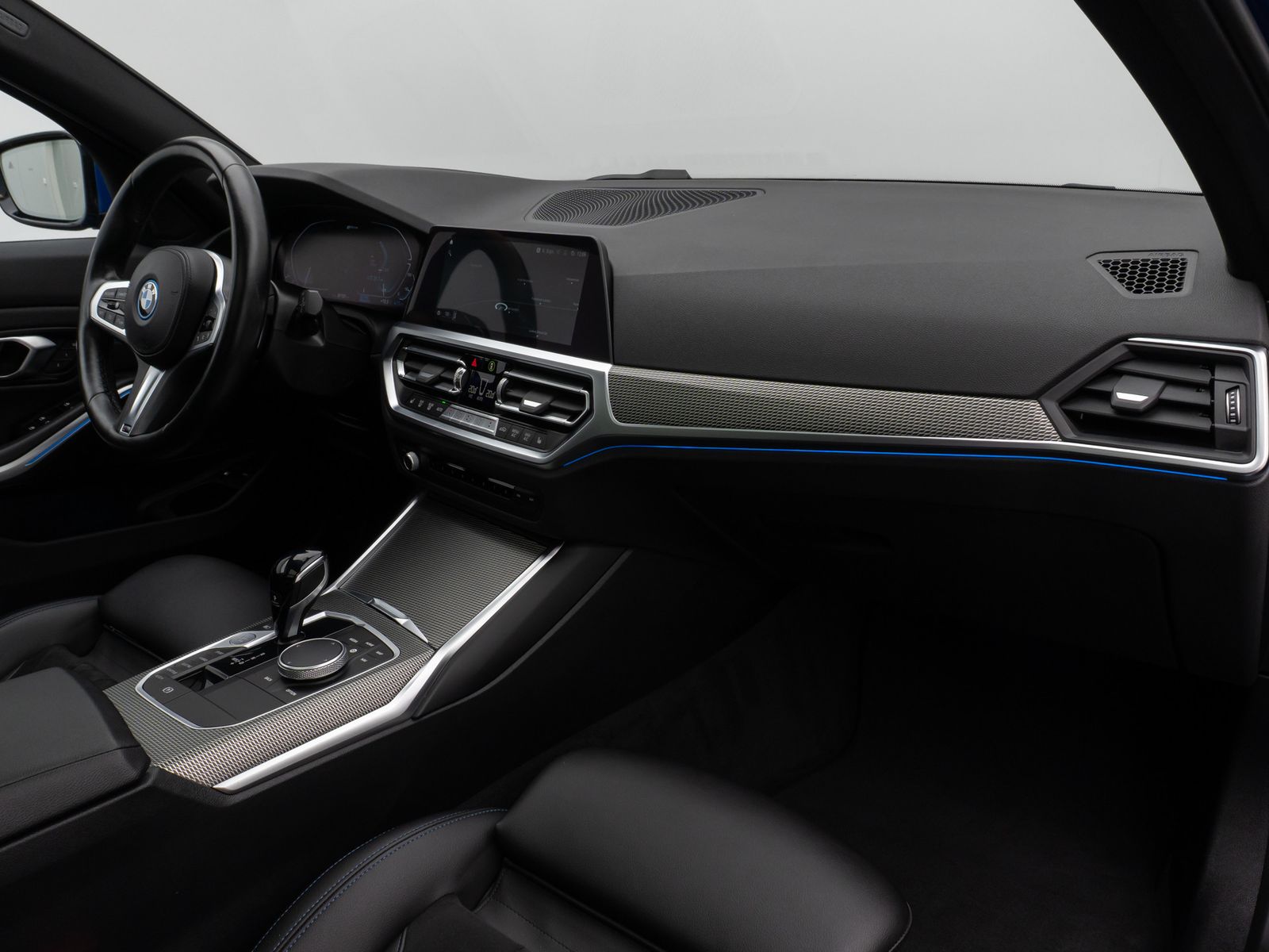 Fahrzeugabbildung BMW 330e  M Sport Panorama Laser Kamera HUD HiFi