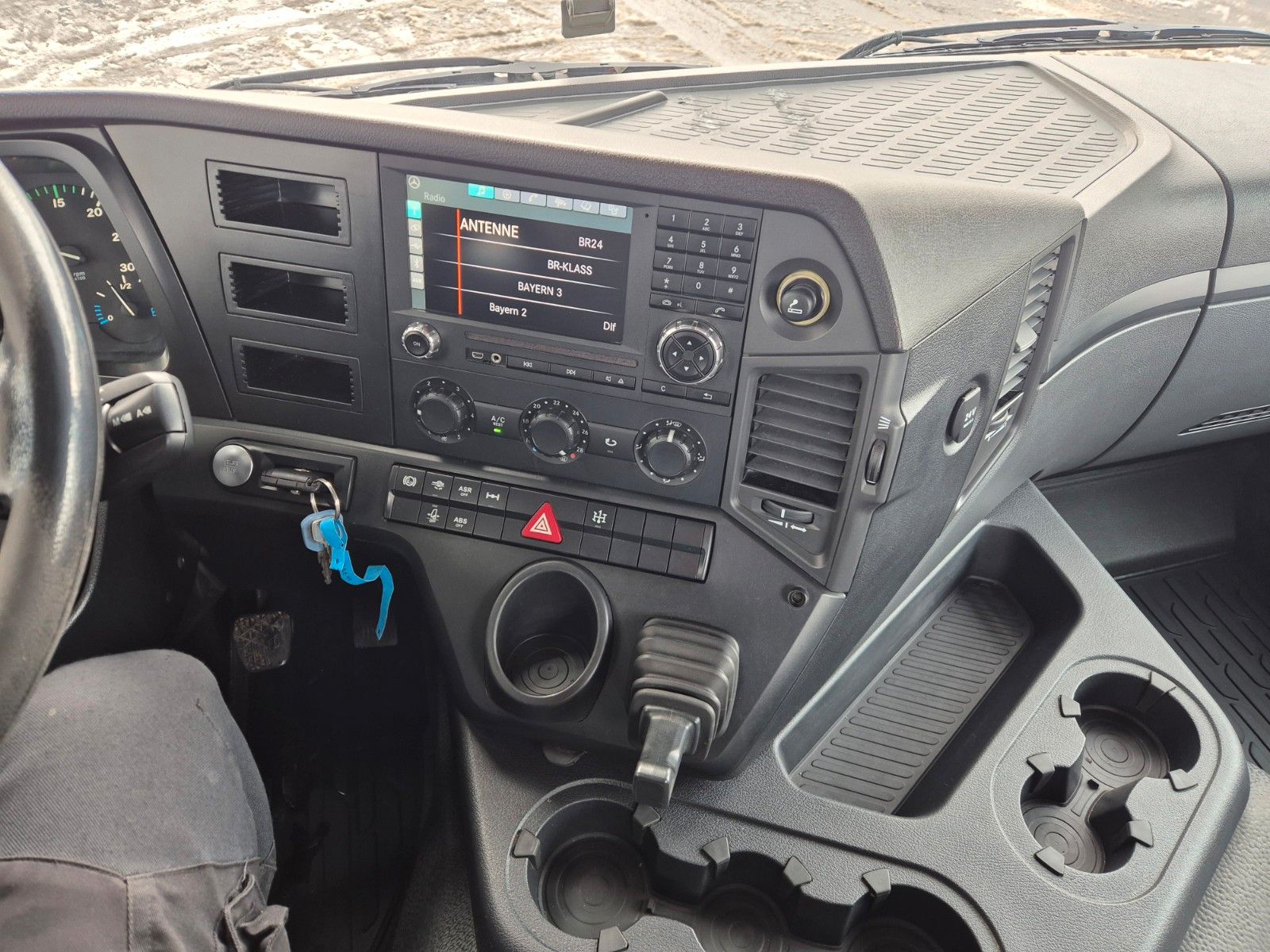 Fahrzeugabbildung Mercedes-Benz Arocs 1832 K 4x2 Palfinger PST14 TEC-25 Funk AHK