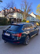 Skoda Superb 2.0 TDI SCR 140kW DSG 4x4 L&K Combi L&K - Skoda Superb mit Diesel-Antrieb: Blau, Kombi