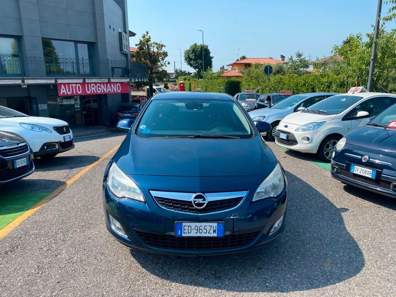 Opel Astra 2010 — rear view