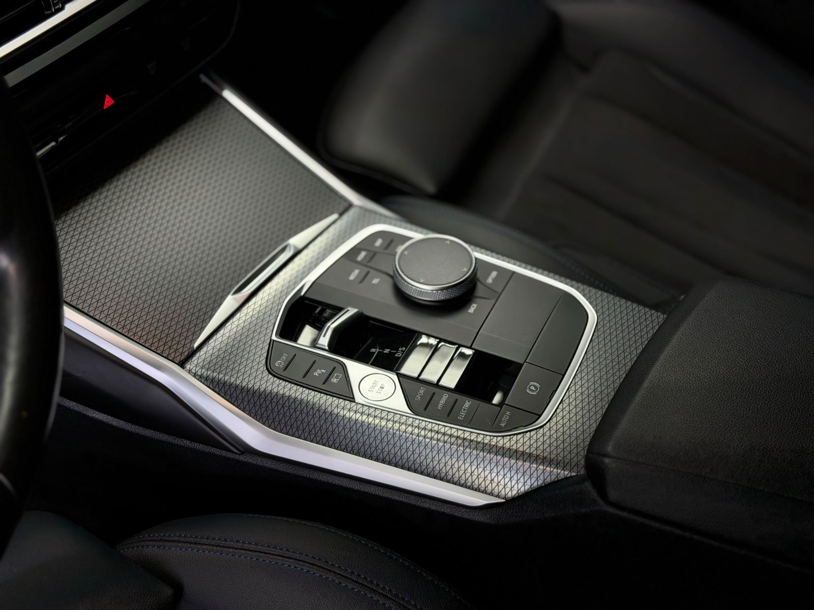 Fahrzeugabbildung BMW 330e Touring M Sport|HEAD-UP|NAVI|HIFI|WIDESCREE