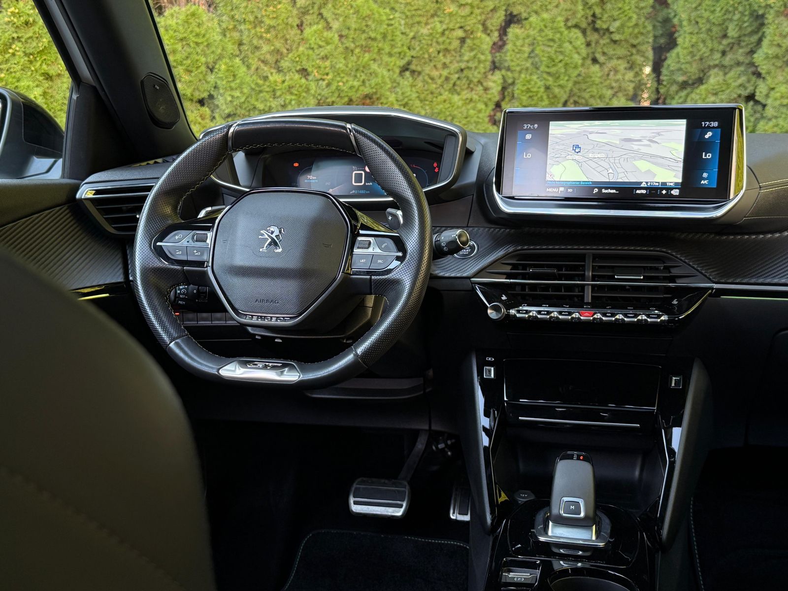 Fahrzeugabbildung Peugeot 2008 GT 1.5 Blue-HDI LED+NAV+KAM+PANO+AMBI+SHZ+