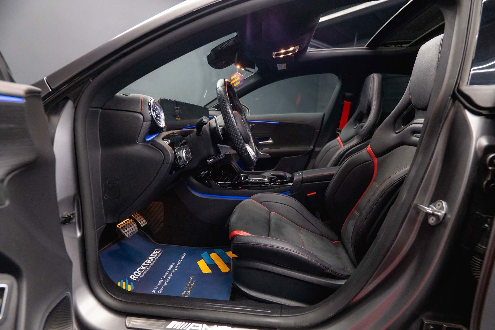 Fahrzeugabbildung Mercedes-Benz CLA 35 AMG 4Matic Performance Night-Paket | Pano