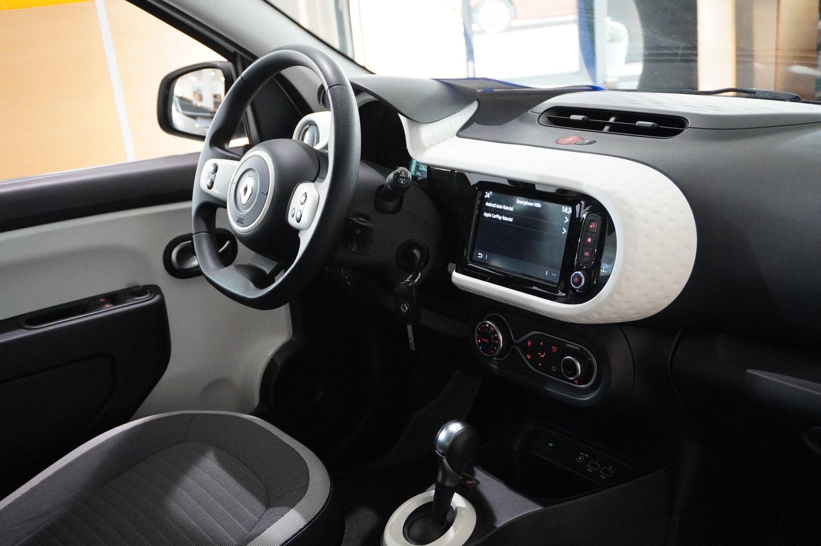 Fahrzeugabbildung Renault Twingo Equilibre Electric 22KWH NAVI/LED/DAB+