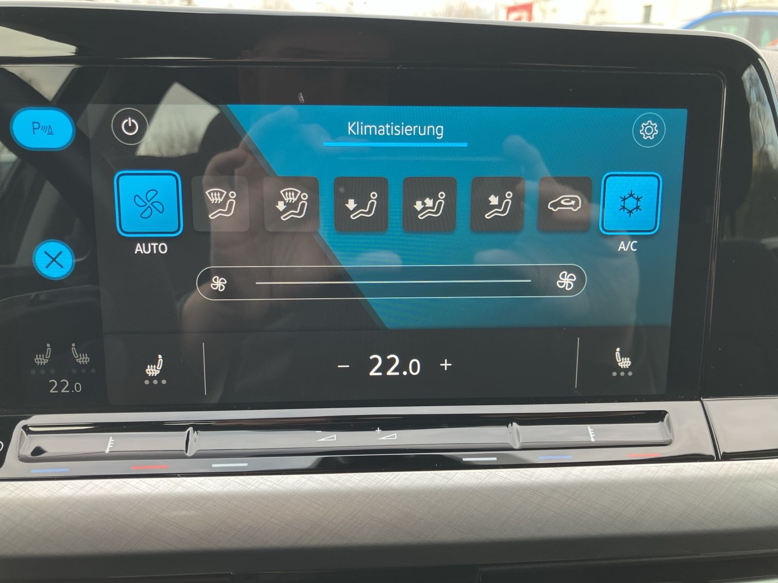 Fahrzeugabbildung Volkswagen Golf VIII Variant Life TDI DSG LED SH PDC Ambien