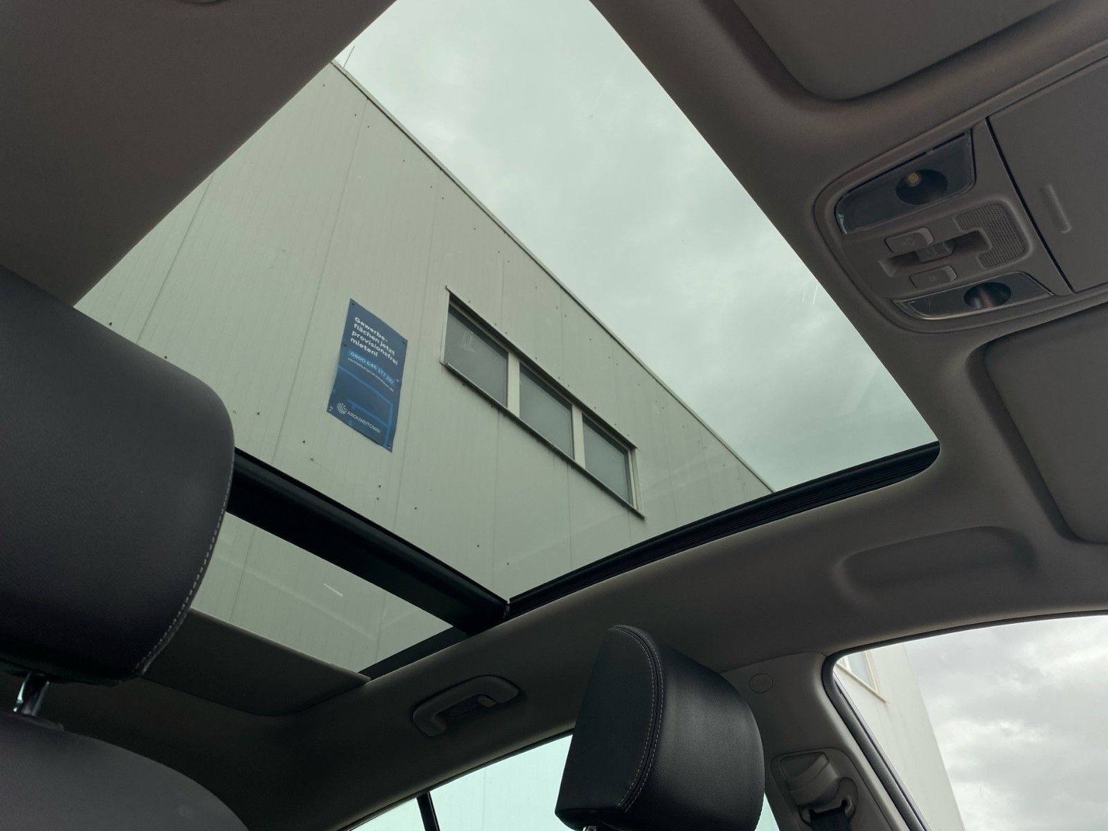 Fahrzeugabbildung Kia Sportage 1.6 GDI Black Edition Glasdach Leder