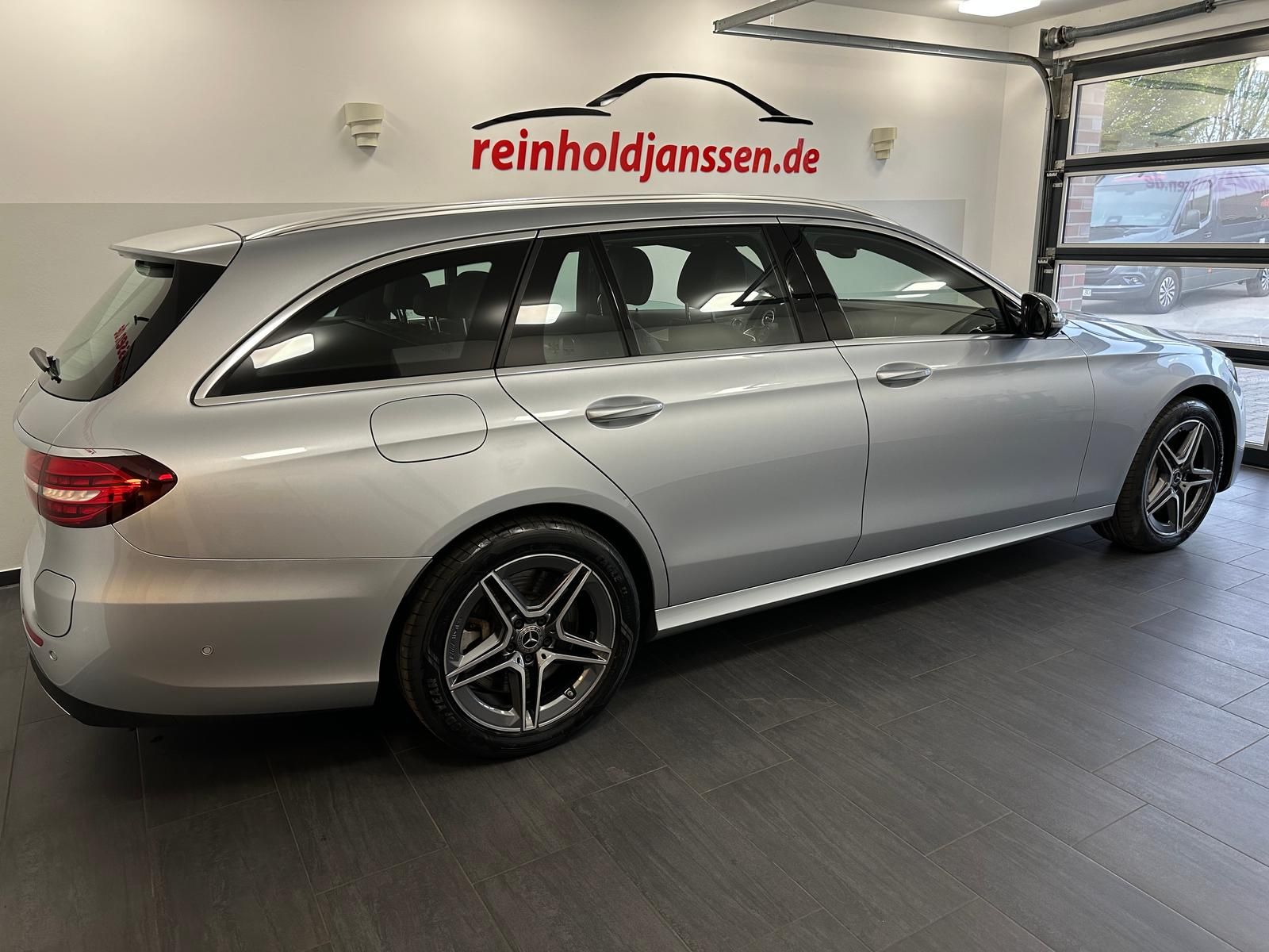 Mercedes-Benz E 300 de AMG Distronic+_Burmester_360°_Multibeam imagem 2