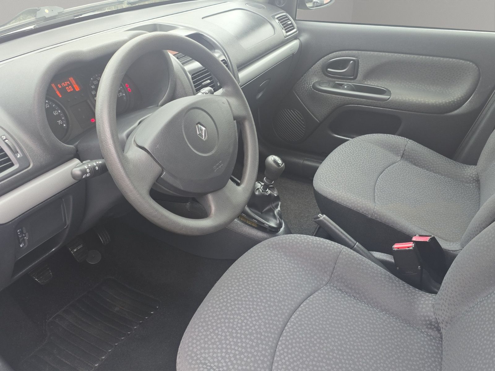 Fahrzeugabbildung Renault Clio II Campus+NUR 61 KM+ALWETTERREIFEN+TÜV NEU