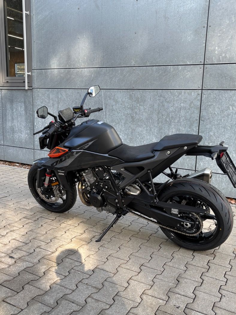 Fahrzeugabbildung KTM 990 Duke Modell 2024