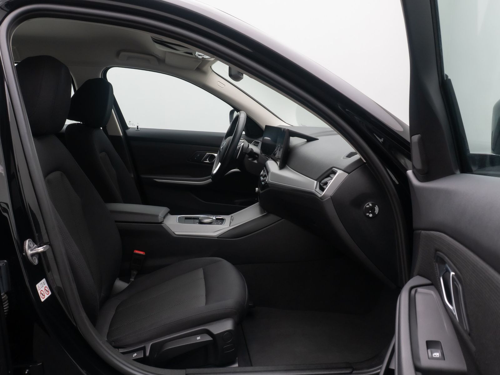 Fahrzeugabbildung BMW 320e GeschwindigReg AHK HiFi PDC CockpitPlus DAB