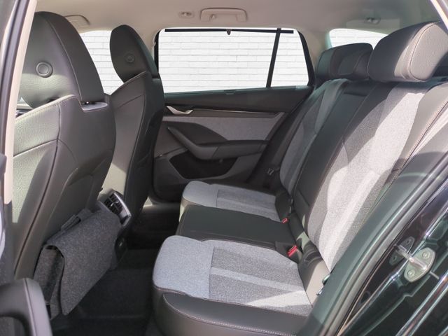 Fahrzeugabbildung SKODA Octavia Combi 2.0 TSI Tour 4x4 DSG MATRIX AHK AC