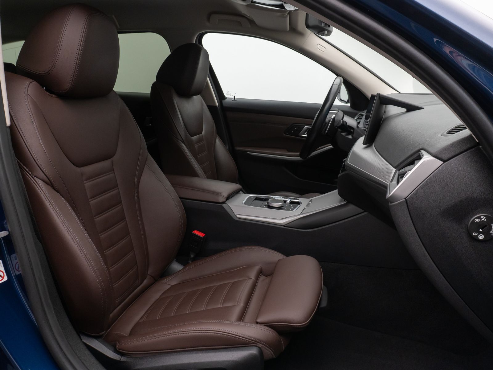 Fahrzeugabbildung BMW 330e xD Kamera HUD DAB Alarm Komfort LED Sport